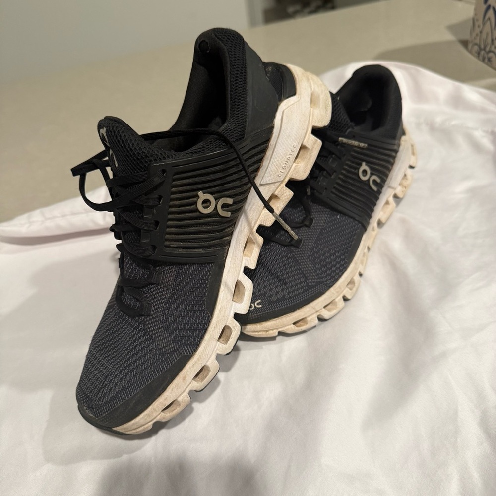 On cloud black womens shoes size W7